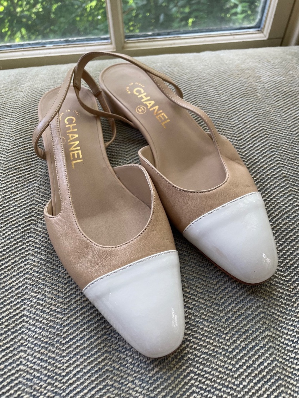 $1495 CHANEL Lambskin Slingback Flats with Patent Leather Toe-Cap Size 37.5